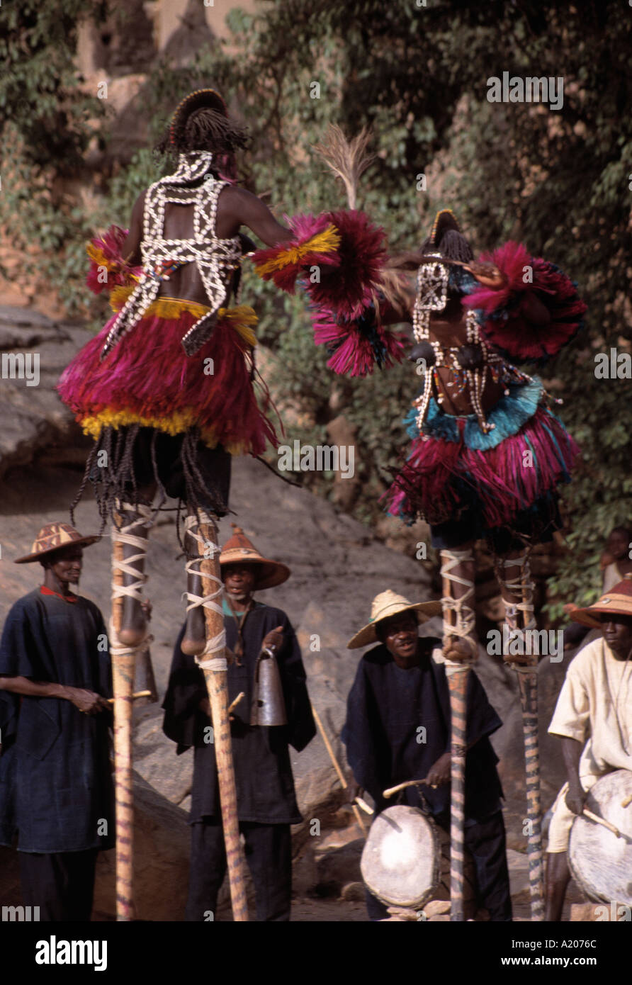 Ballerino mascherato villaggio Dogon di Tirelli Bandiagara scarpata Foto Stock
