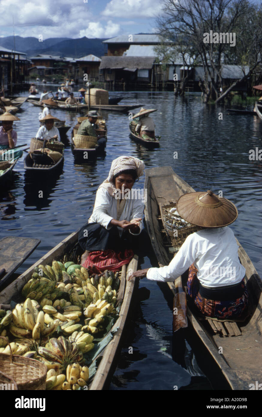 Le donne gli operatori nel mercato galleggiante sul Lago Inle in Shan stati del nord-est della Birmania, 1969 Foto Stock