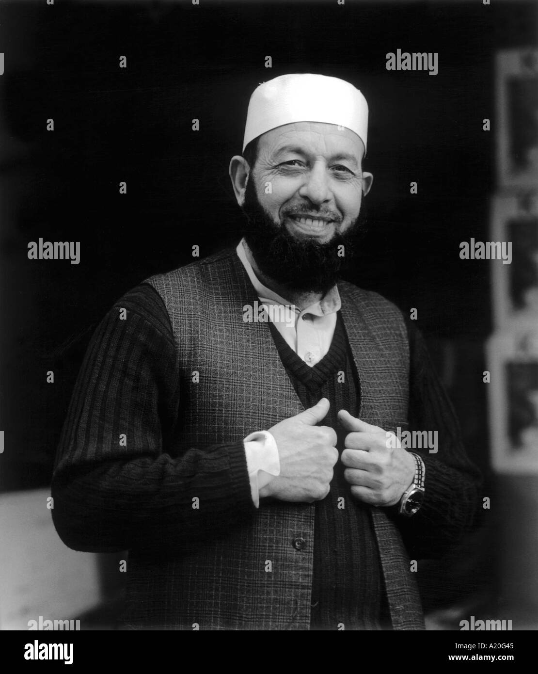 Spitalfields rivitalizzati Gulmohammed Mohammadzeh un commerciante locale che gestisce una elettrodomestici shop in Old Spitalfields Market Foto Stock