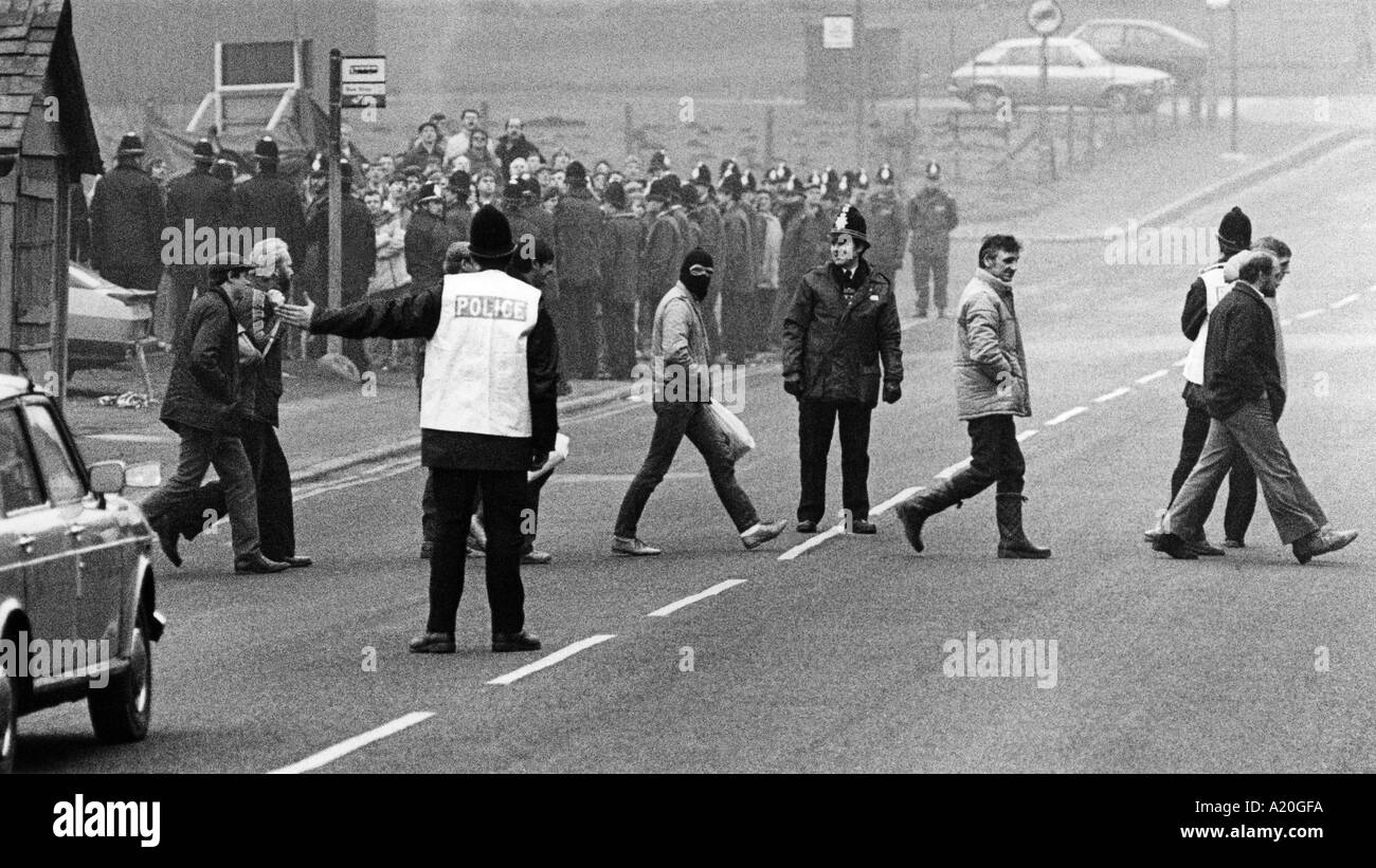 Sciopero dei minatori di rottura lasciando Silverwood colliery, Rotherham, come picchetti jeer da dietro la linea di polizia. Foto Stock