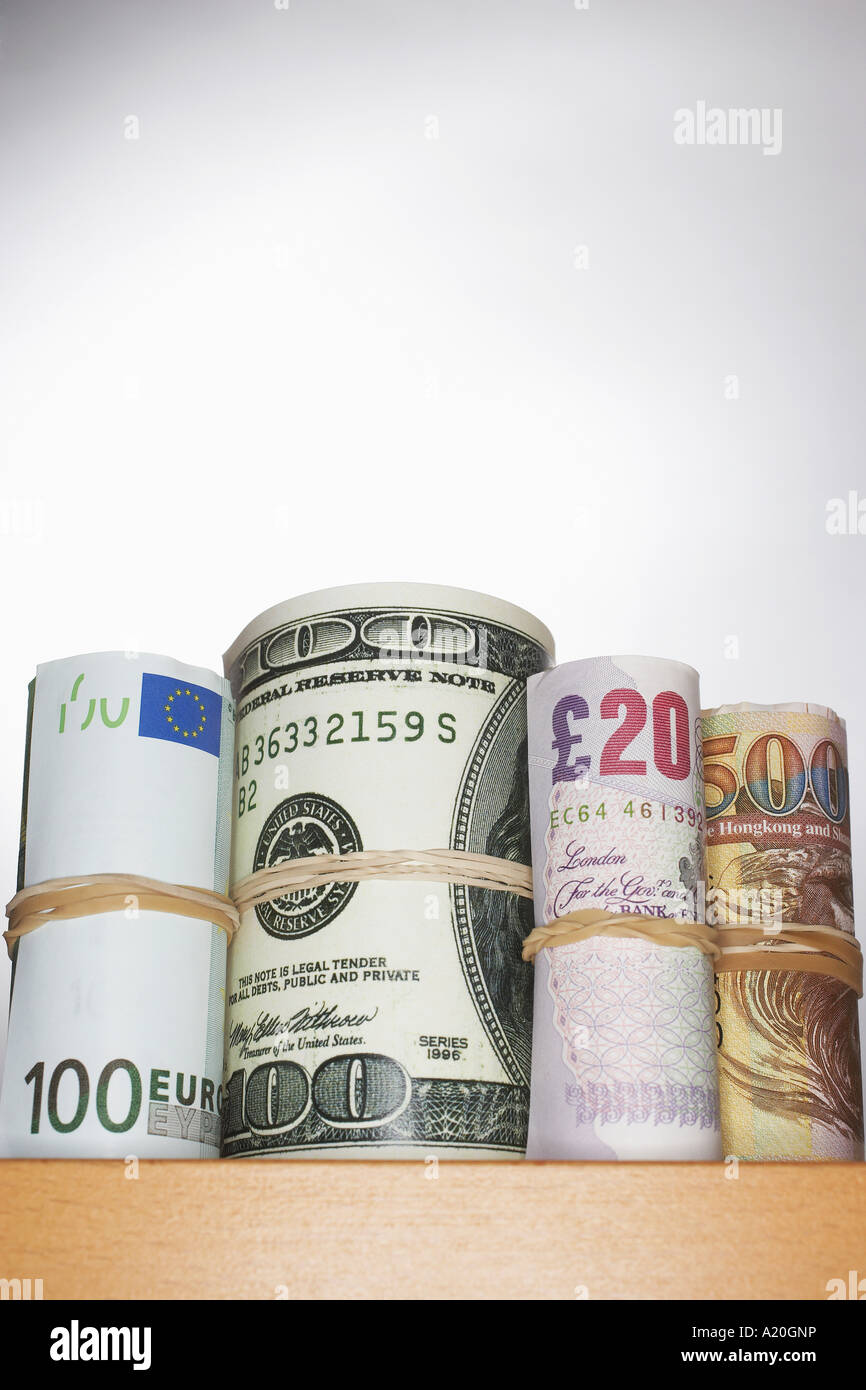 Rotoli di valuta sul ripiano Foto Stock