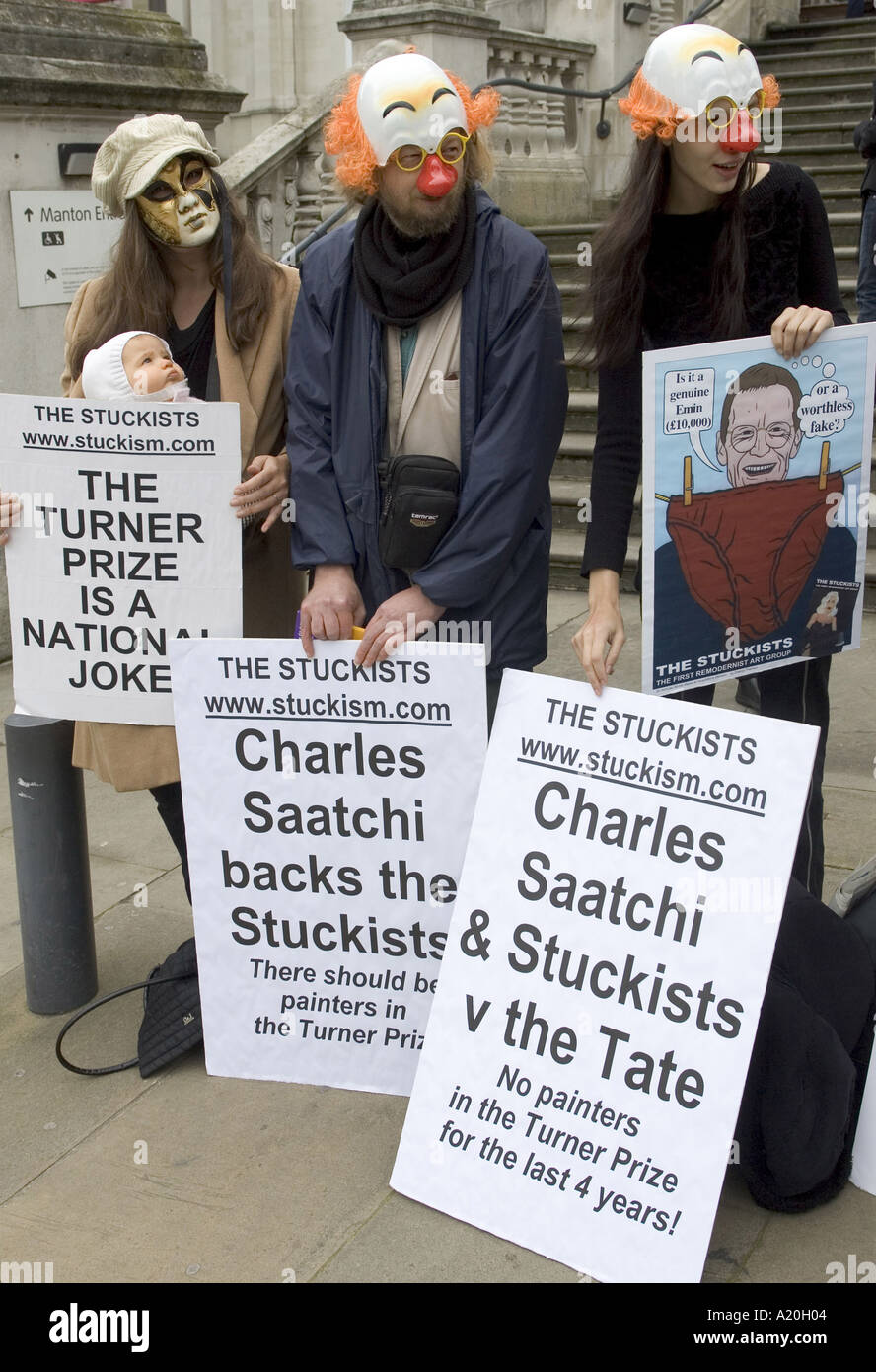 Dimostranti fuori la Tate Britain protestare per il Turner Prize Concorso non compresi pittori negli ultimi quattro anni. Foto Stock