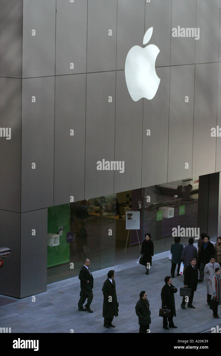 Computer Apple Mac e negozio di elettronica nel quartiere dello shopping di Ginza, Tokyo, Giappone Foto Stock
