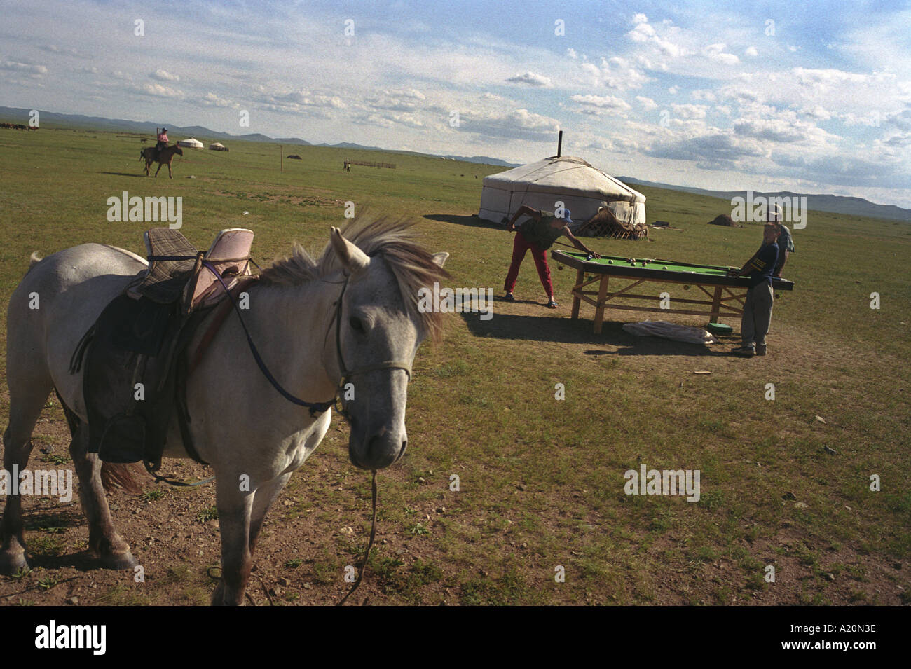 Nomadi di giocare a biliardo su un tavolo al di fuori del loro ger nelle steppe del distretto Ovorkhangai, Mongolia Foto Stock