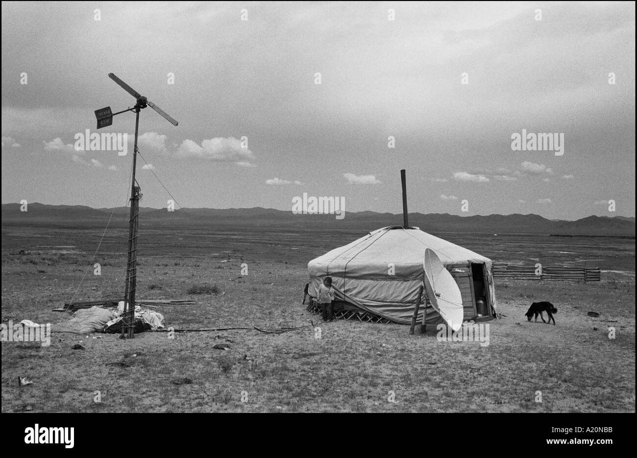 Un nomadi ger sorge su le steppe, con il loro generatore a vento e la loro parabola satellitare, Mongolia Foto Stock