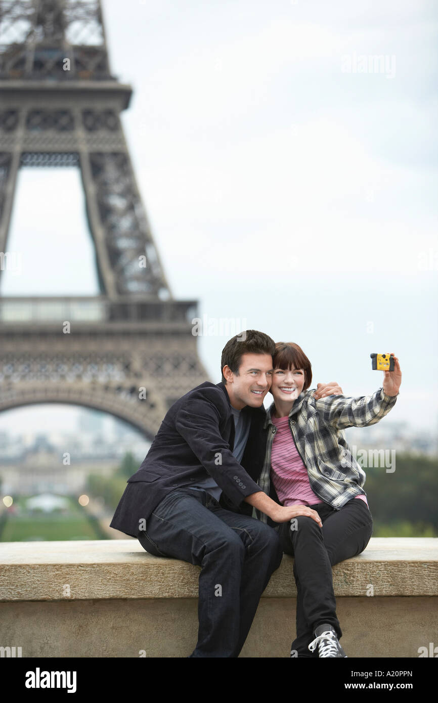 Francia, Parigi, giovane tenendo ritratto di auto di fronte alla Torre Eiffel Foto Stock