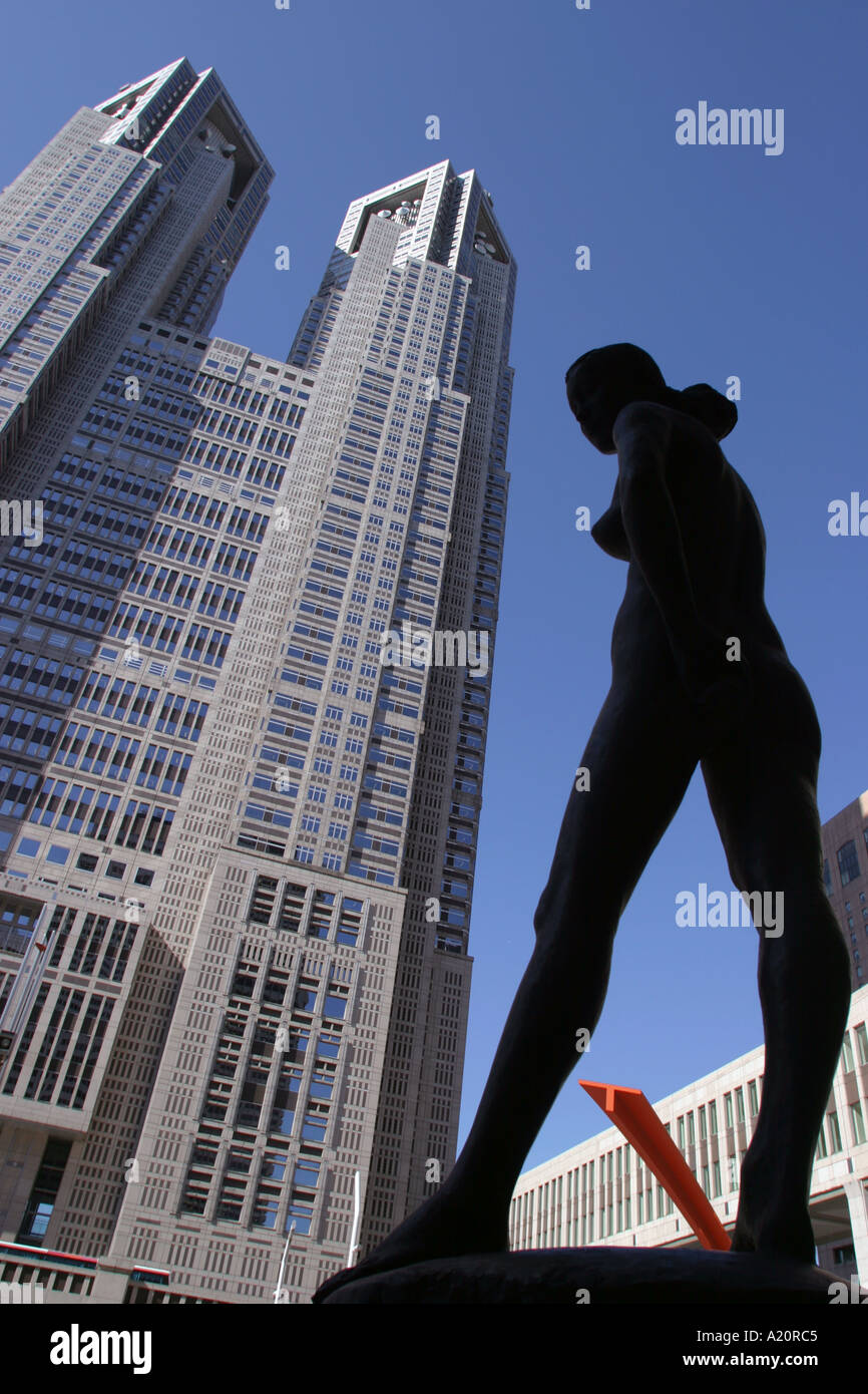 Silhouette di una statua al di fuori delle torri gemelle Metropolitan edifici governativi in Nishi Shinjuku grattacielo distretto Foto Stock