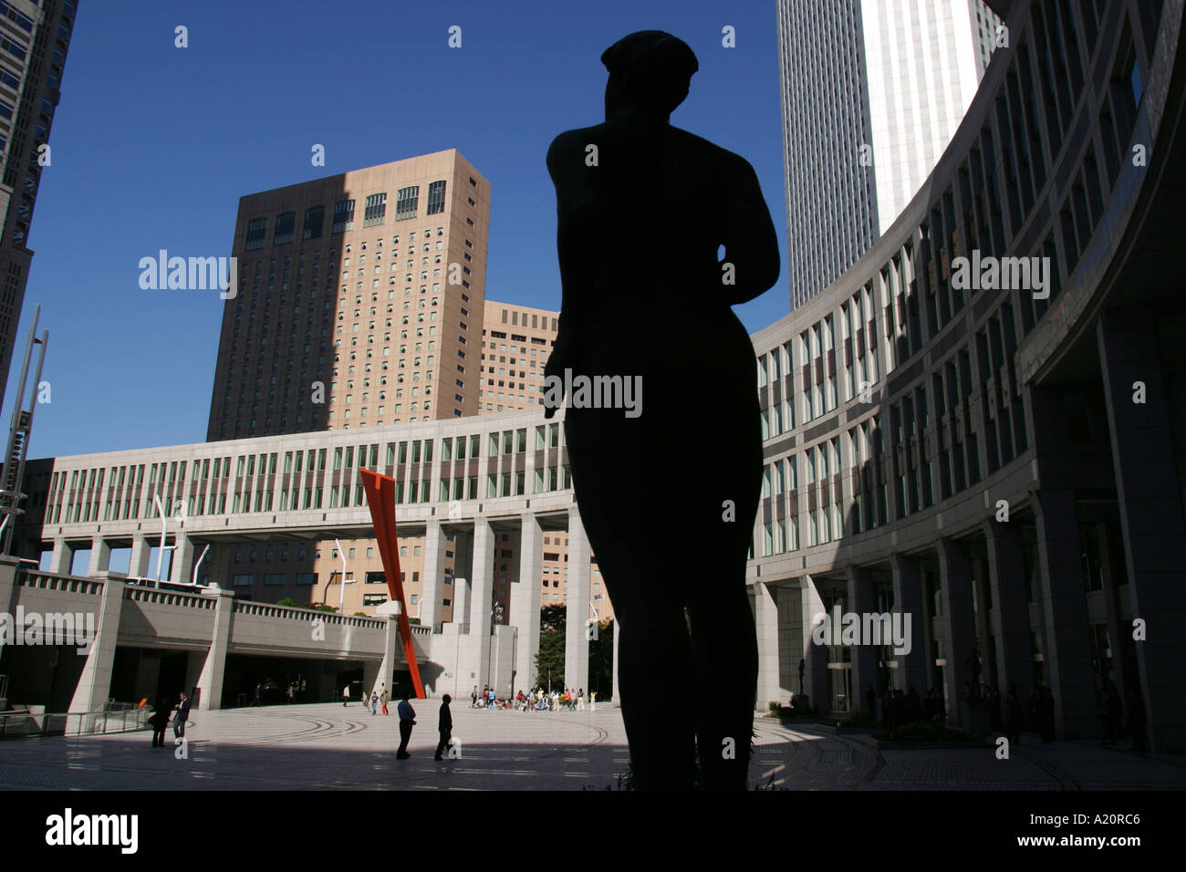 Silhouette di una statua sulla plaza al di fuori del Governo Metropolitano di edifici in Nishi Shinjuku grattacielo distretto, Tokyo. Foto Stock