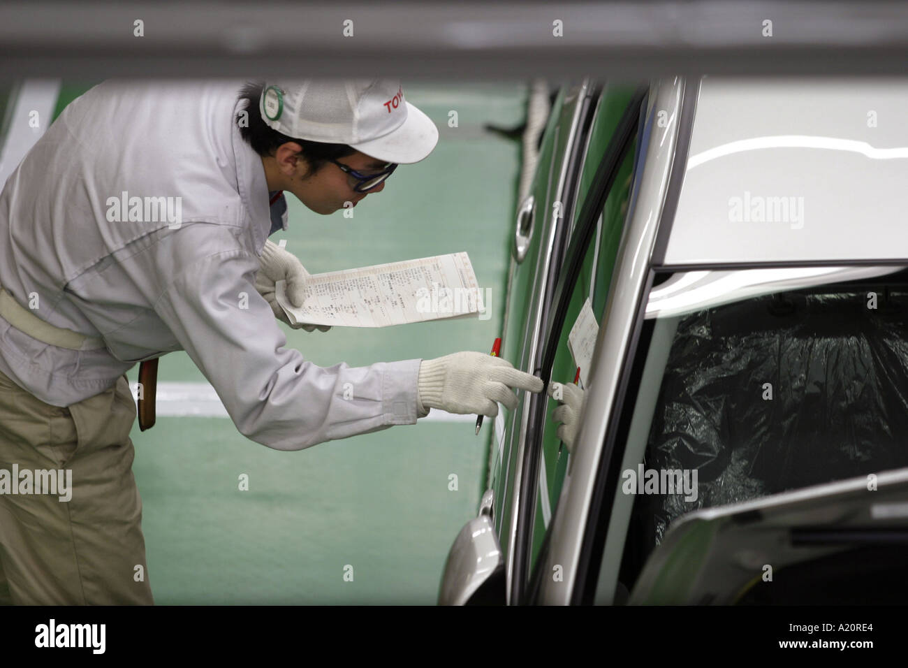 Toyota Prius ibrida motore auto viene sottoposta a ispezione presso il Tsutsumi fabbrica nella città di Toyota, Nagoya, Giappone Foto Stock