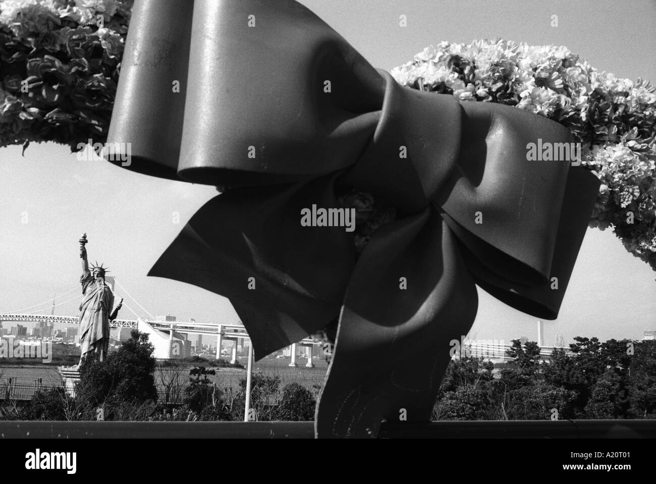 La Statua della Libertà è visto attraverso un cuore rosa a forma di scultura a Tokyo Bay Area, Tokyo, Giappone Foto Stock