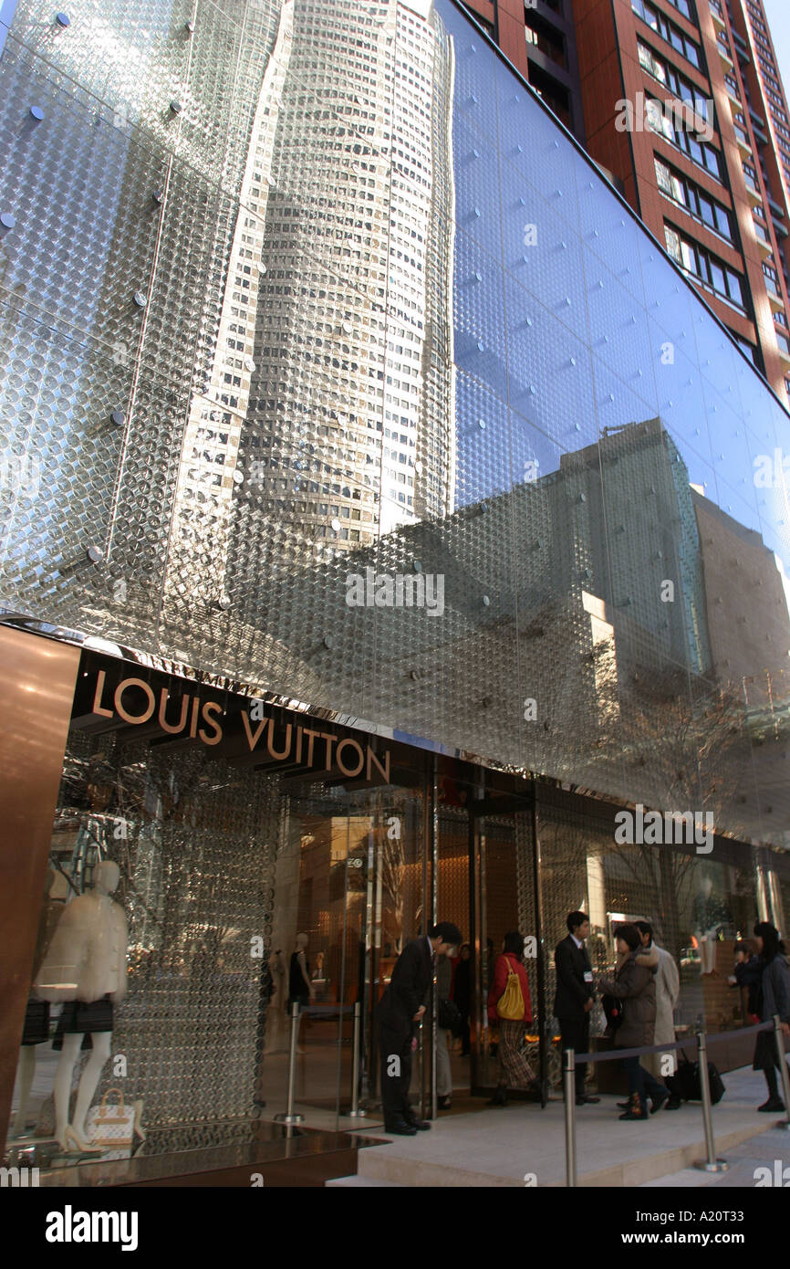 Mori Tower riflessa nella parte anteriore del progettista abbigliamento negozio Louis Vuitton a Roppongi Hills, Tokyo, Giappone Foto Stock