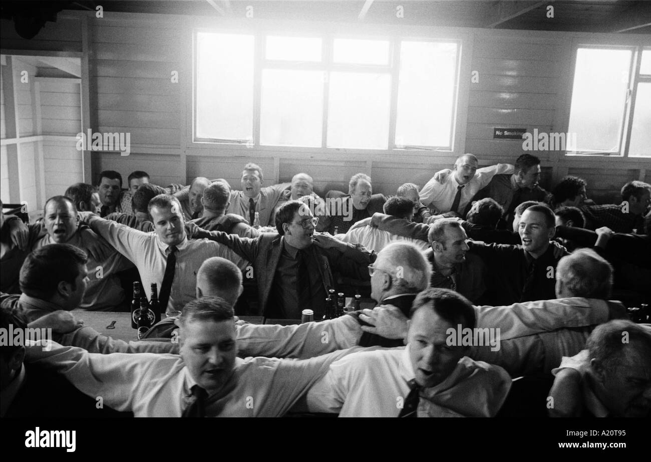 Gli uomini che cantano durante la cagliata e creme repast, Hawick grigliera comune settimana, Scotland, Regno Unito Foto Stock