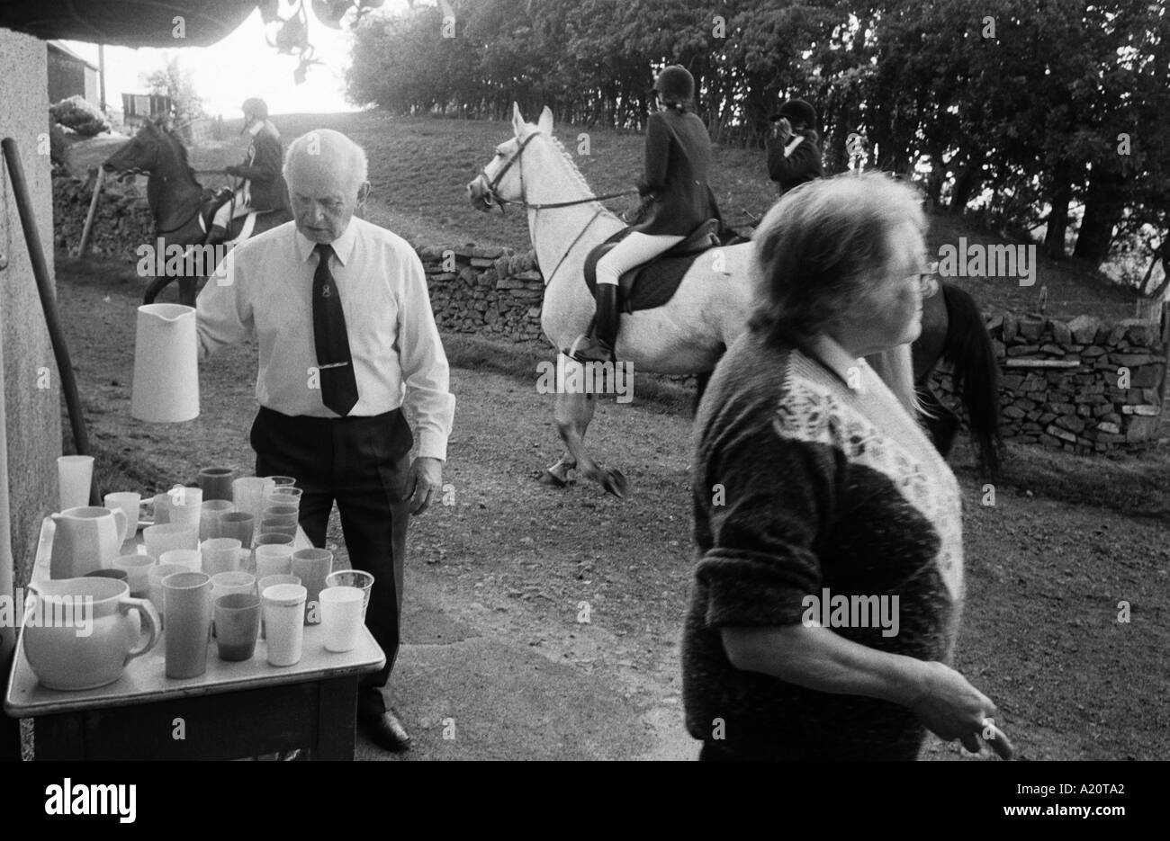 Il rhum e il latte è dato ai cavalieri durante il Selkirk comune feste di equitazione in Scottish Borders regione. Foto Stock