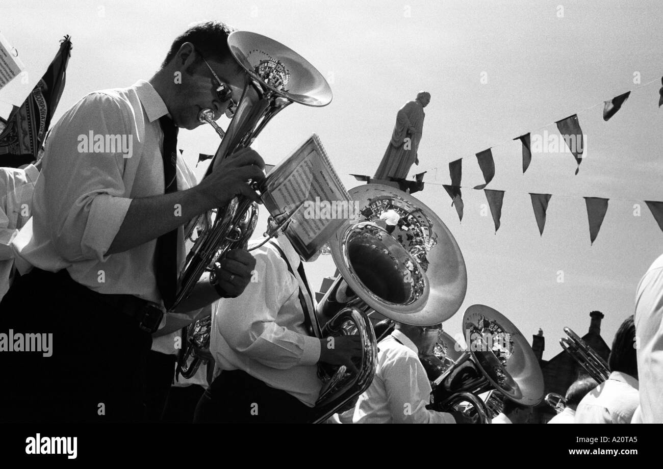 Pipe Band, al di sotto di una statua di Sir Walter Scott durante il Selkirk comune feste di equitazione vicino a Scottish Borders, Scozia Foto Stock