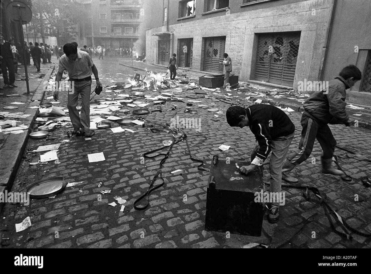 I giovani cercano di aprire una cassaforte dalla polizia segreta edificio, durante disordini civili, Bucarest, Romania. 1990 Foto Stock