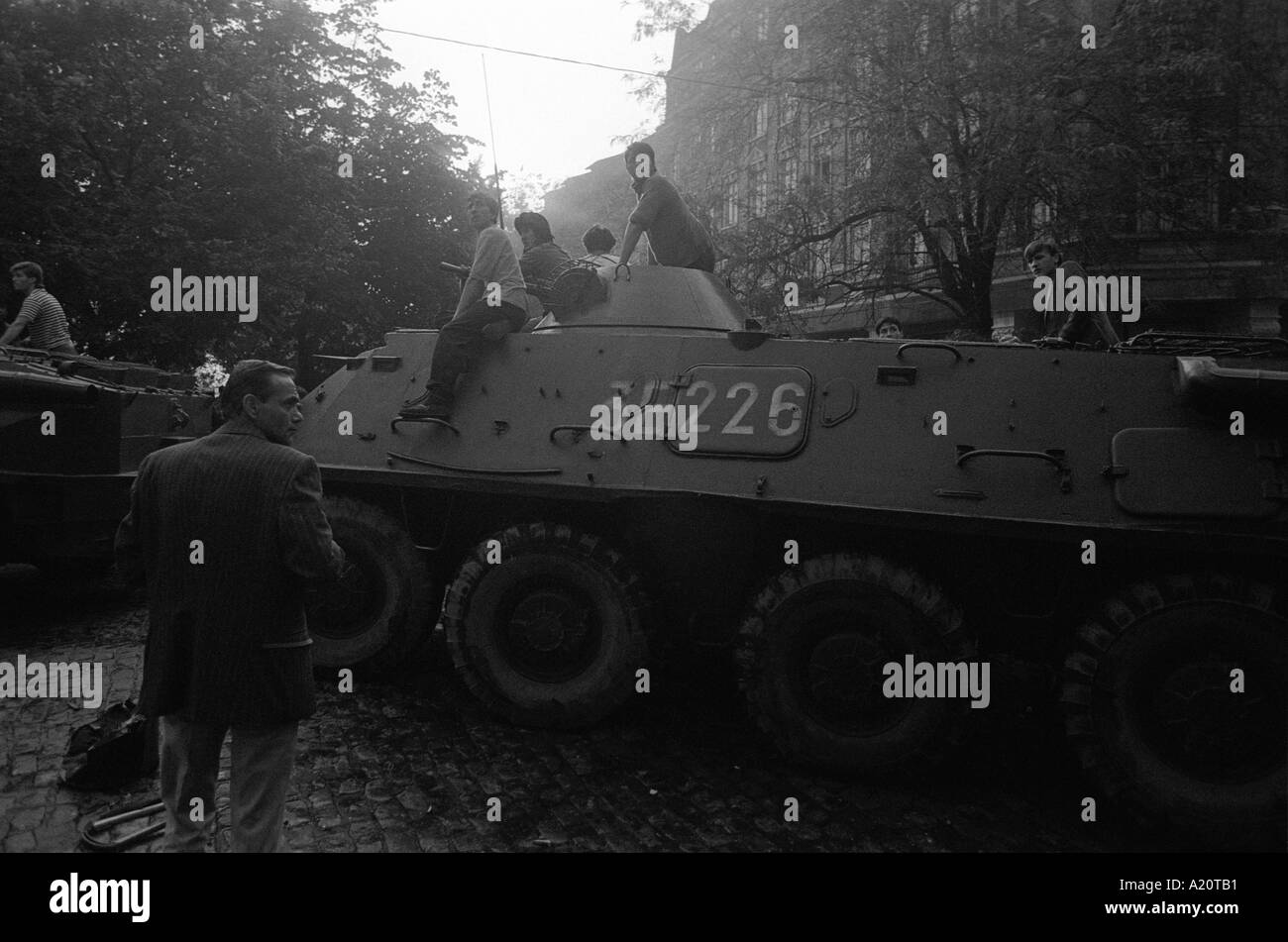 Carri armati nelle strade di Bucarest dopo disordini civili, Romania, 1990 Foto Stock