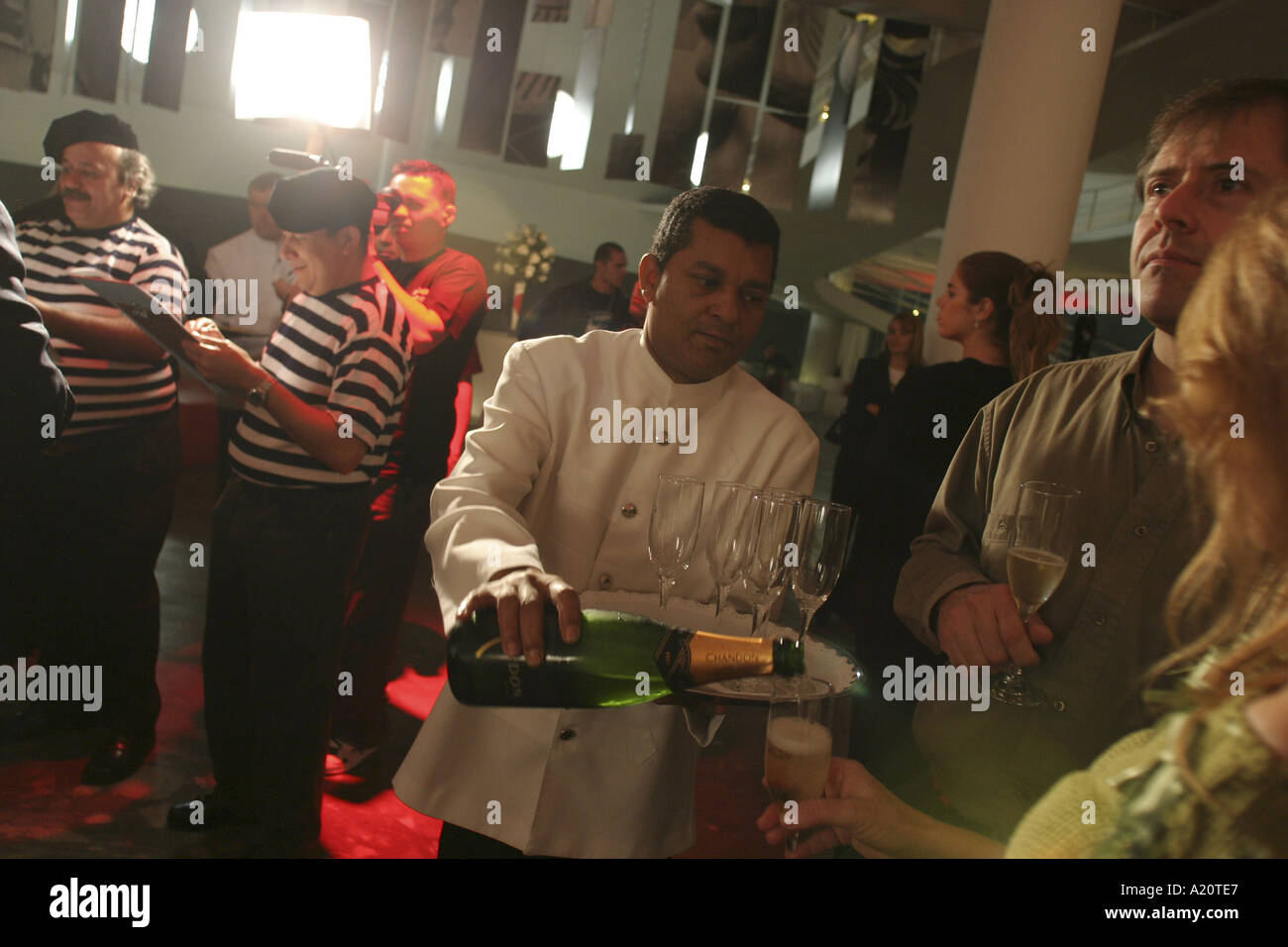 Brasiliani godono di un ricevimento champagne per il lancio della nuova Citroen Xsara Picasso auto , Sao Paulo, Brasile Foto Stock