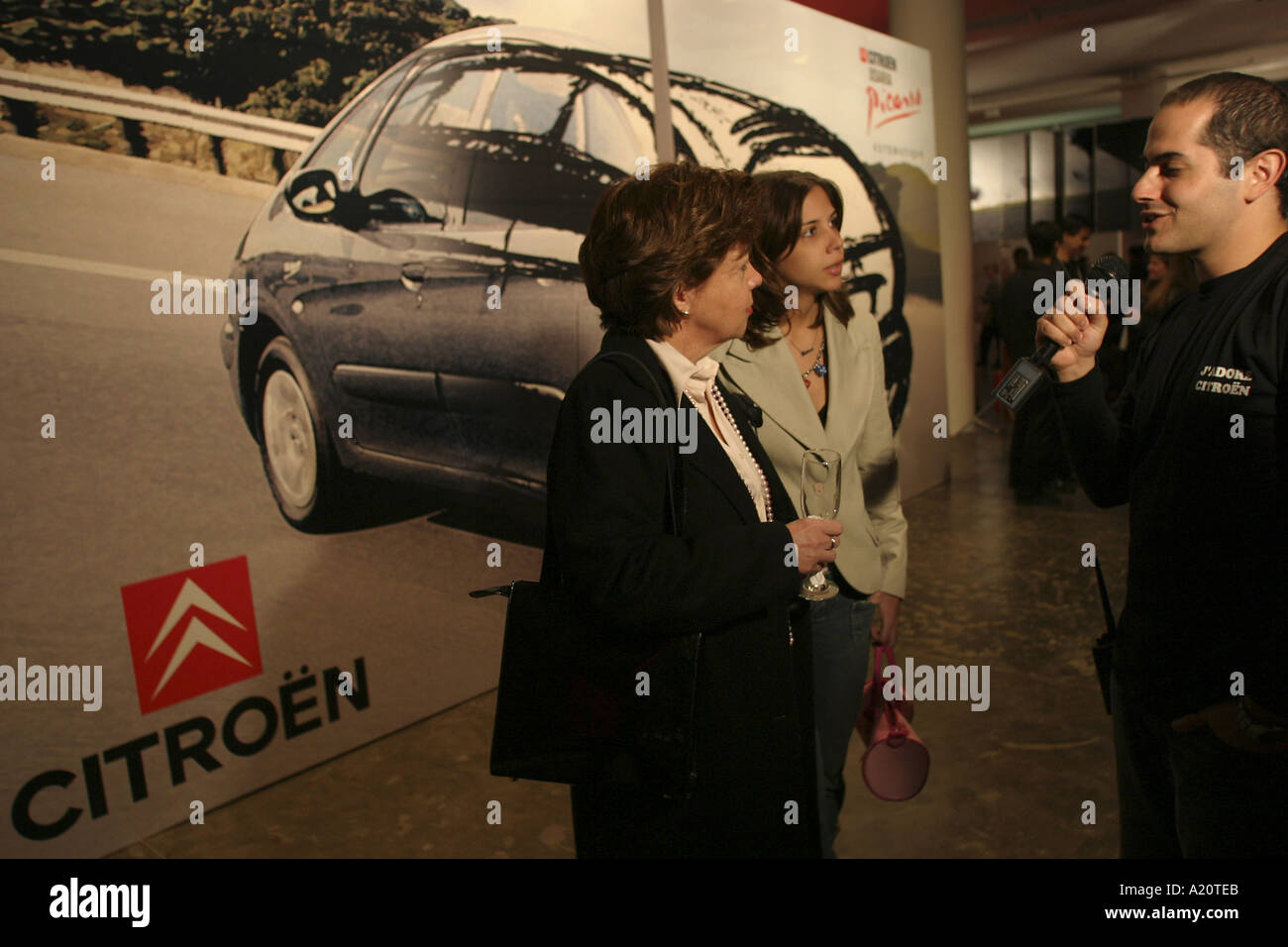 Brasiliani godono di un ricevimento champagne per il lancio della nuova Citroen Xsara Picasso auto , Sao Paulo, Brasile Foto Stock