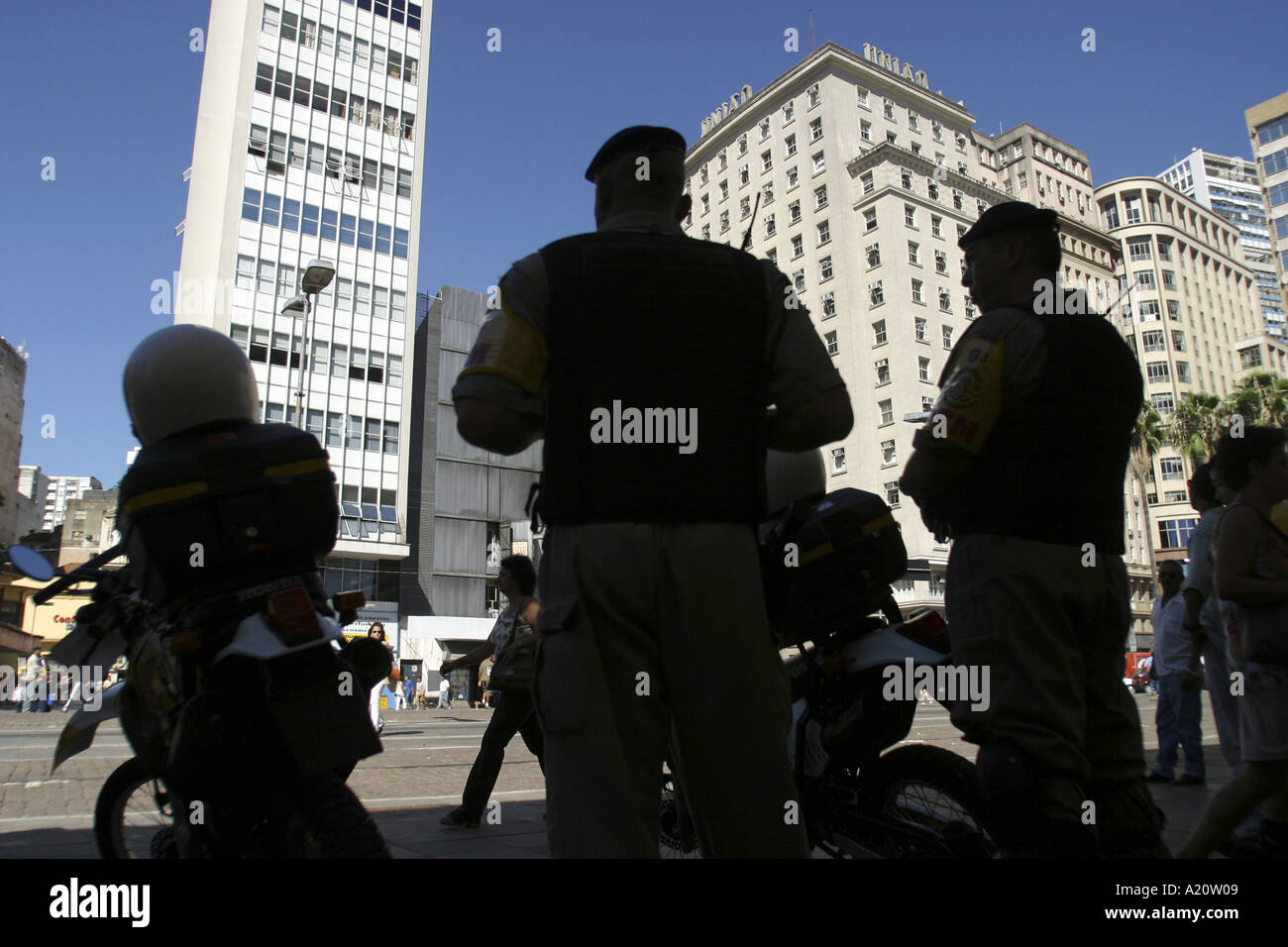 La polizia di Porto Alegre in piedi con le loro motociclette in ombra in piazza della citta', Brasile, Sud Americana Foto Stock