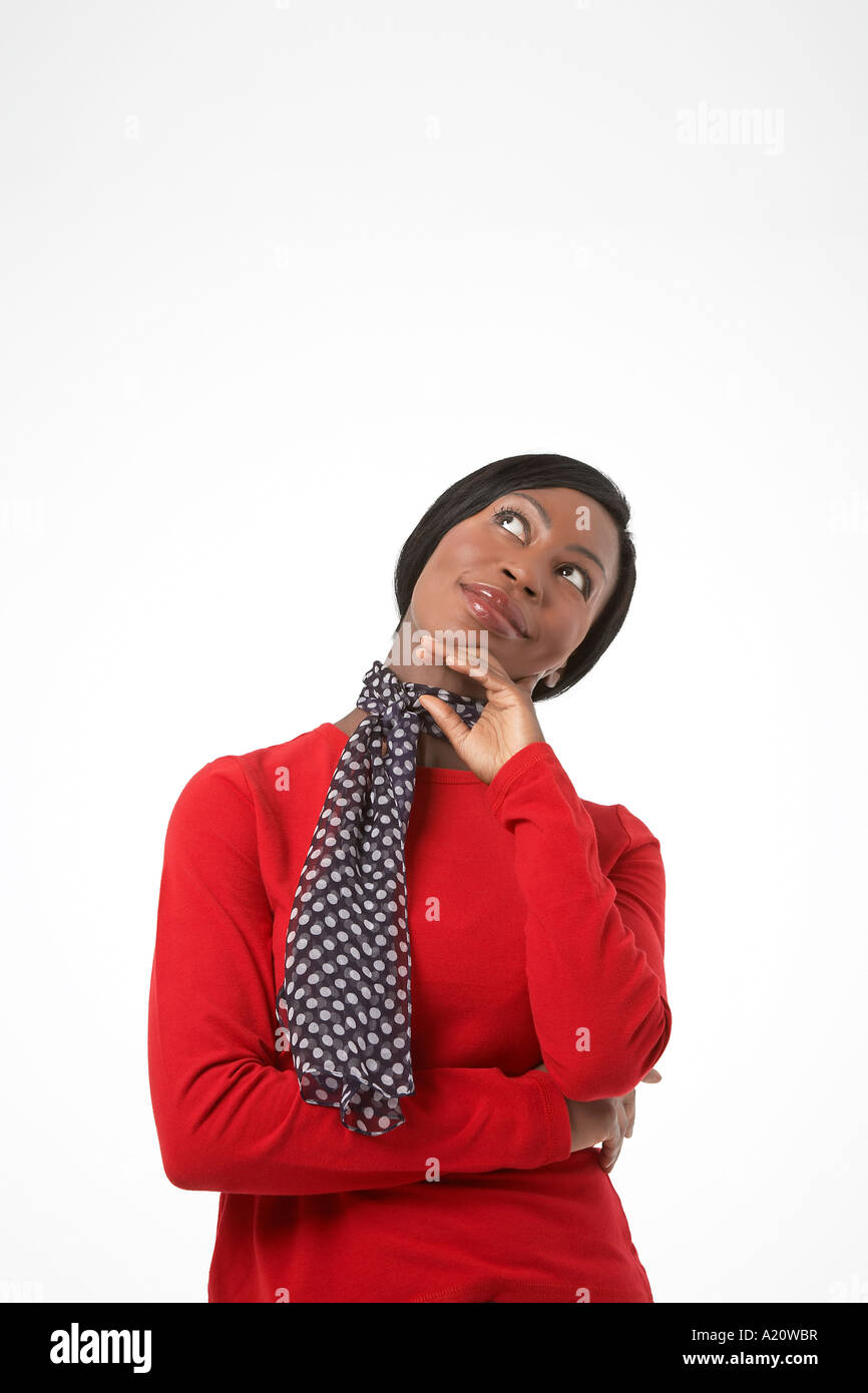 Donna che indossa foulard, mano sul mento, cercando come nel pensiero Foto Stock