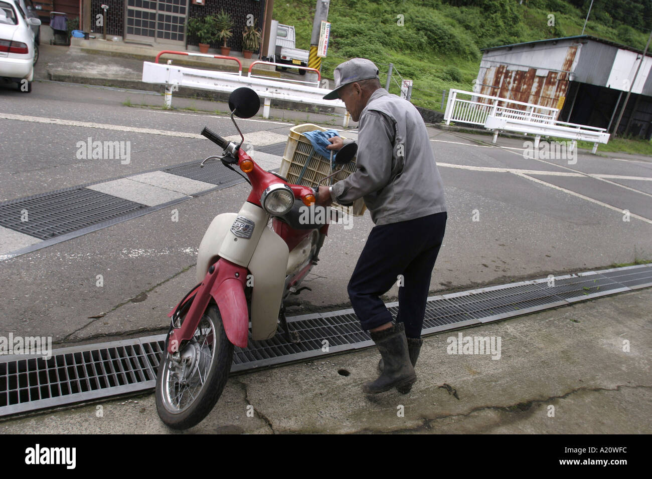 Titolare di pensione o di rendita giapponese Koji Saito, 88 anni, si monta il suo moto nel villaggio di Sakae Prefettura di Nagano, Giappone Foto Stock