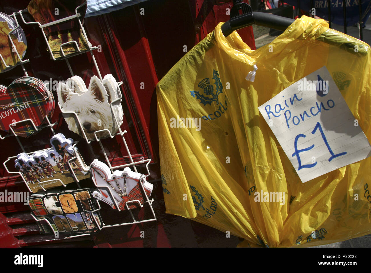 Il poncho pioggia per la vendita in un negozio a Royal Mile High Street durante l'annuale festival internazionale delle arti, Edimburgo, Scozia Foto Stock