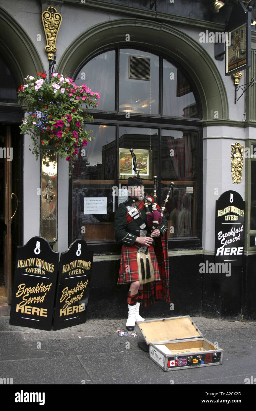 Royal Mile di Edimburgo durante il Festival Internazionale delle Arti. Edimburgo, Scozia. Foto Stock