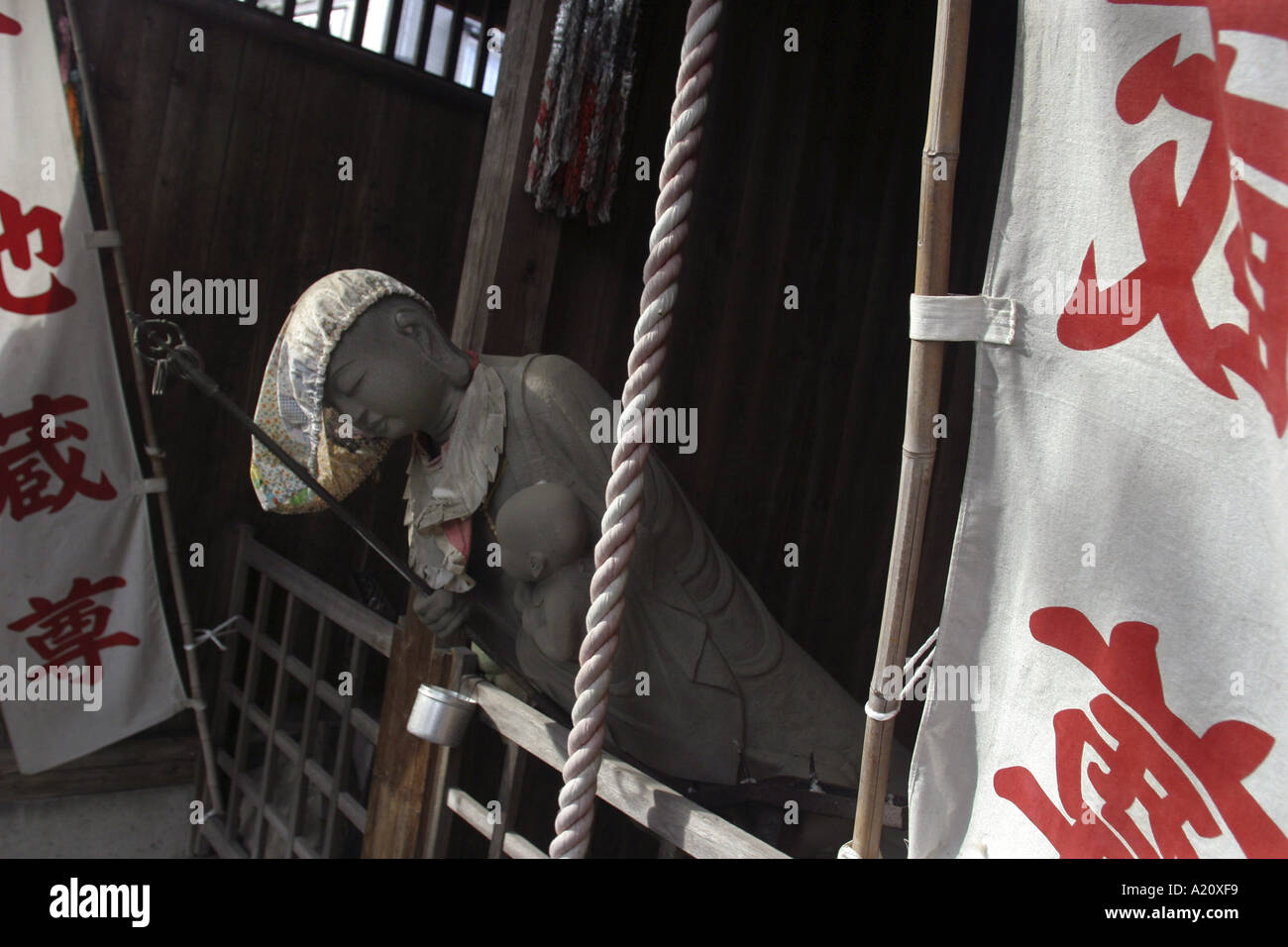 Postumi di potenti terremoti che hanno colpito il nord del Giappone, ottobre 2004. Foto Stock