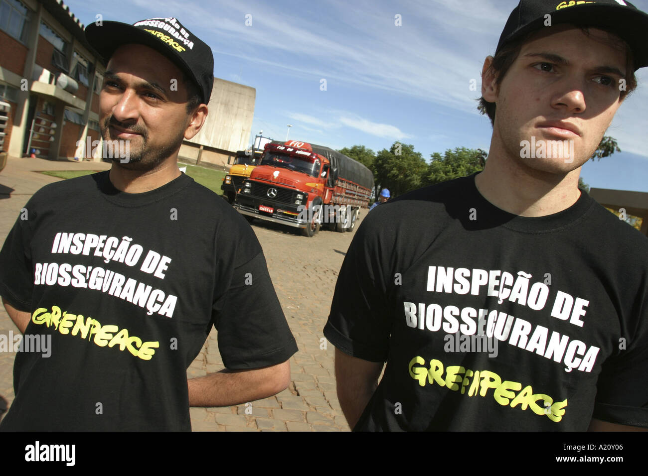 Greenpeace tutela ambientale protesta gruppo di soia geneticamente modificata in un impianto di frantumazione in Brasile. Foto Stock