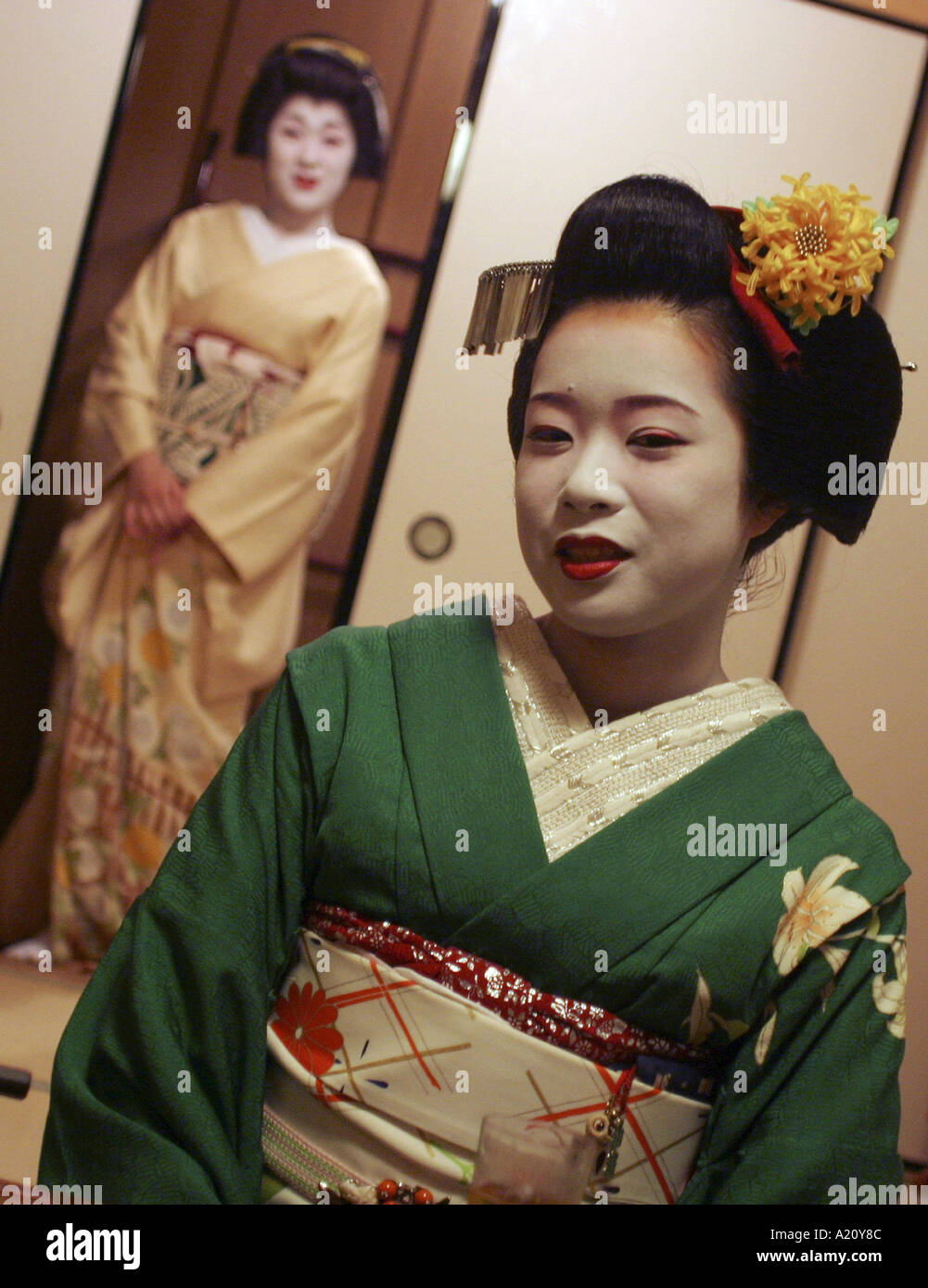 Kosen in verde a 20 enne apprendista Maiko Geisha con Yachiho in una casa da tè nel distretto Geisha di Miyagawacho, Kyoto. Foto Stock