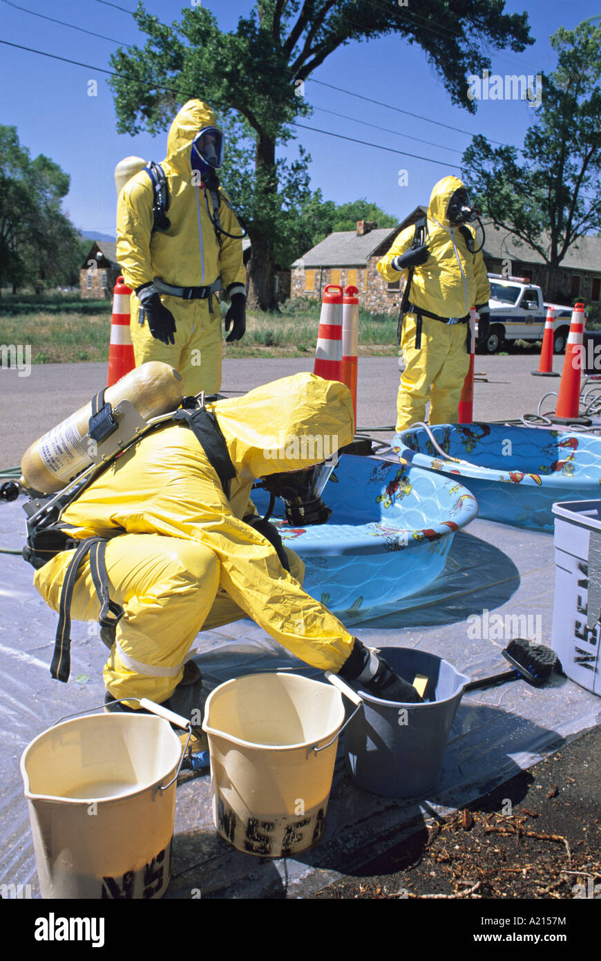 Hazmat i membri del team di lavaggio campione piccolo contenitore di sostanza tossica Foto Stock