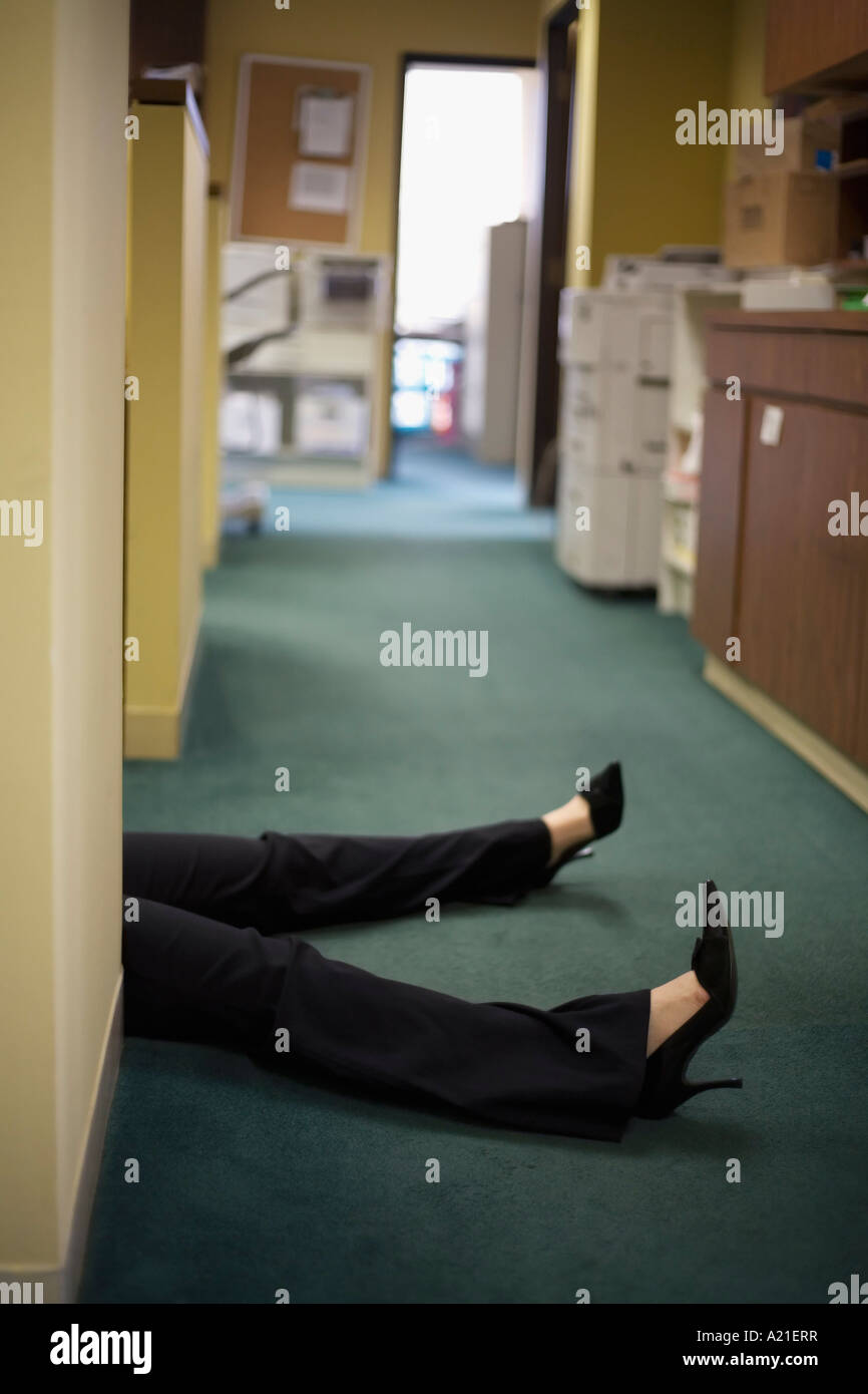 La donna per le gambe in Office Foto Stock
