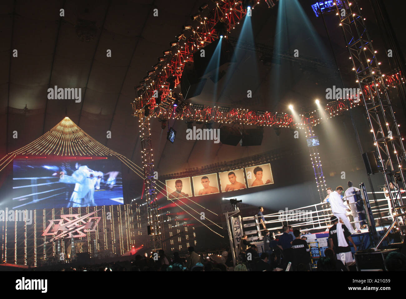 I combattenti di arrivare in arena anello del K 1 Mondo GP 2004 tenutasi a Tokyo Dome Foto Stock