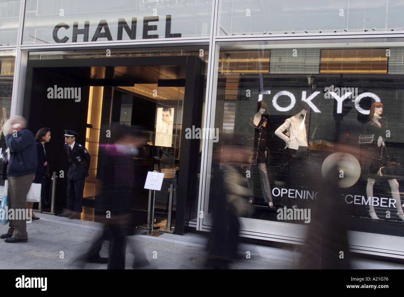 Giapponese i pedoni a piedi passato il nuovo Chanel fashion store a Ginza Tokyo, Giappone Foto Stock
