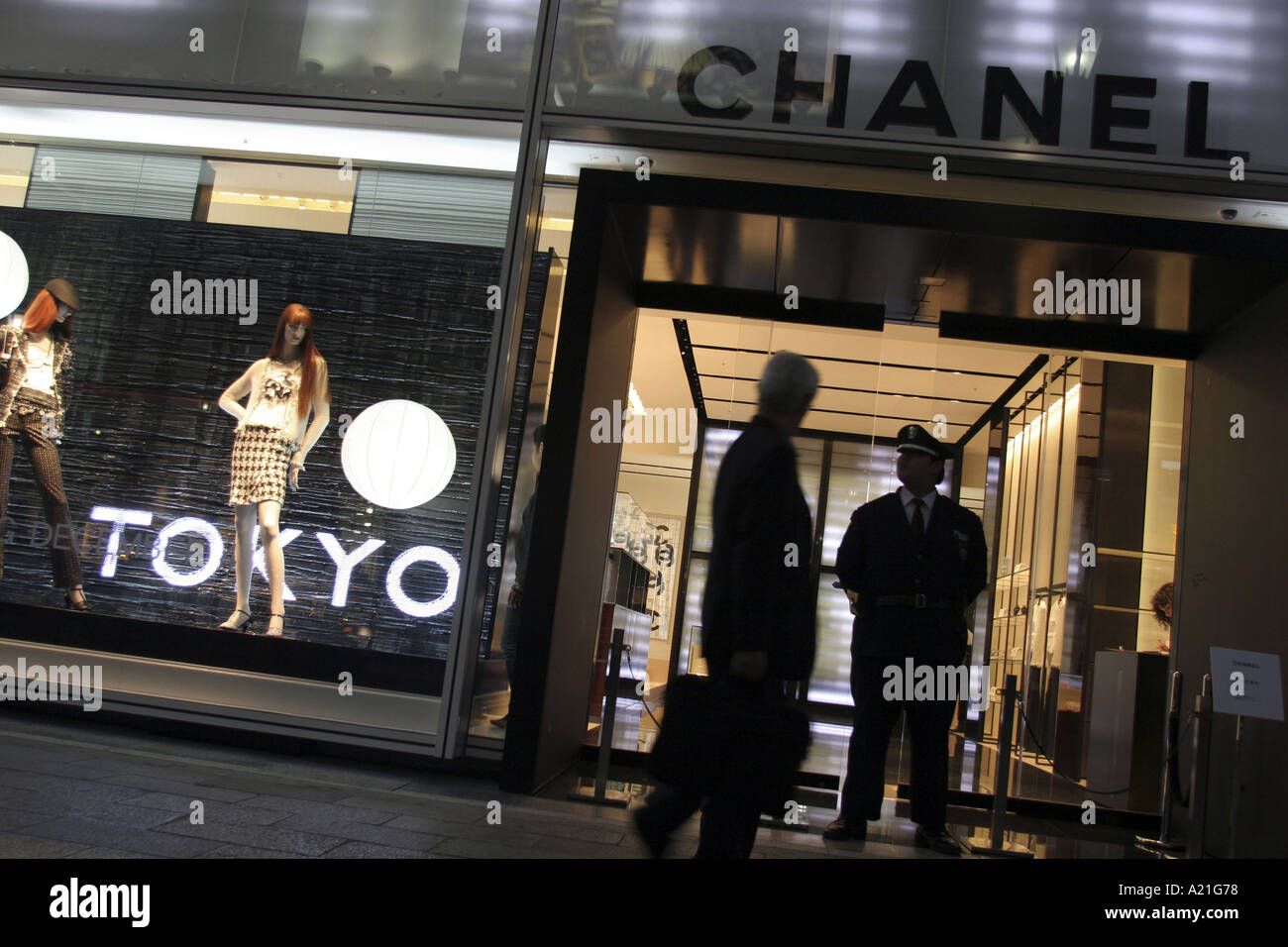 La nuova moda Chanel emporium store a Ginza Tokyo di notte, Giappone. Foto Stock