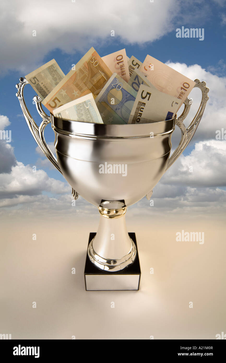 Euro Dollari in Silver Cup Foto Stock