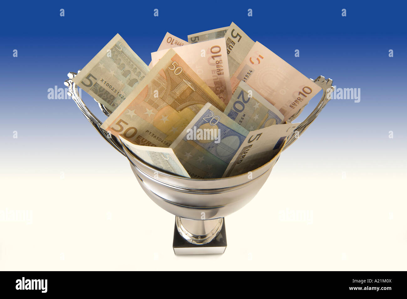 Euro Dollari in Silver Cup Foto Stock