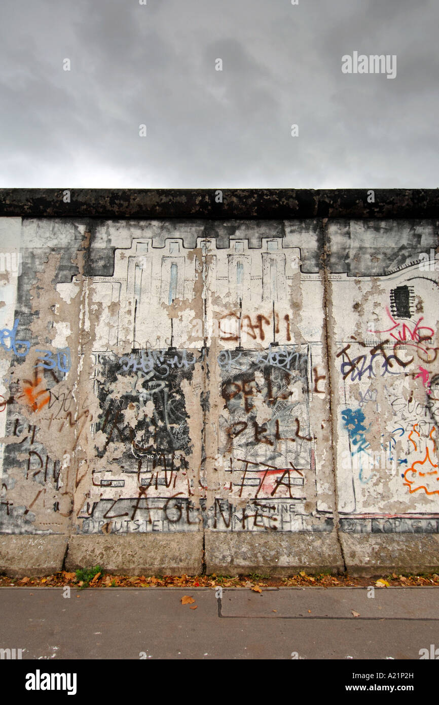 La East Side Gallery, una conservata sezione commemorativo del muro di Berlino in Germania. Foto Stock