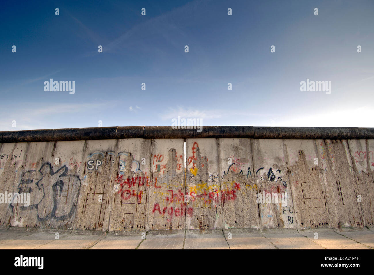 Il muro di Berlino lungo Bernauer Straße a Berlino Est della Germania. Foto Stock