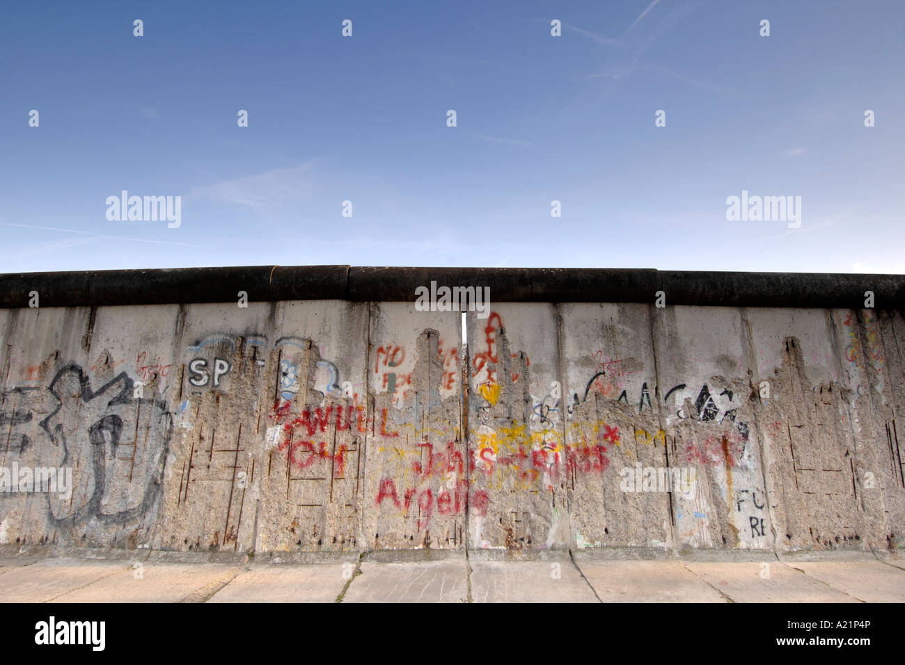 Il muro di Berlino lungo Bernauer Straße a Berlino Est della Germania. Foto Stock
