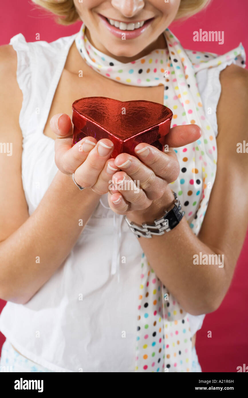 Donna che mantiene la casella Heart-Shaped Foto Stock