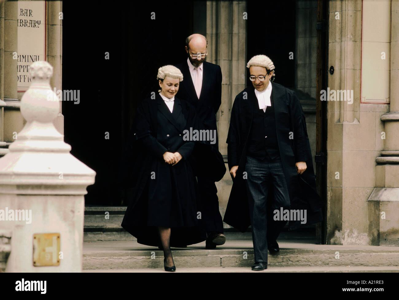 Femmina Maschio BARRISTER indossando parrucca vestaglia LASCIANDO LA HIGH  COURT DI LONDRA Foto stock - Alamy