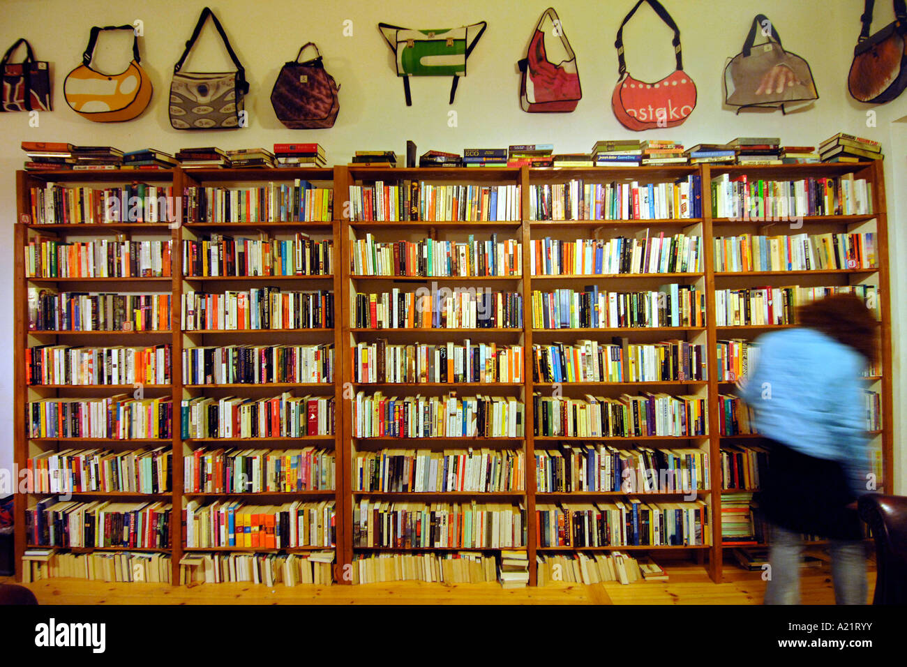 Interno della St Georges English Bookshop di Berlino Est. Foto Stock