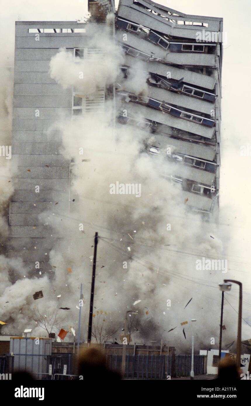 Demolizione di una torre, Newham, Londra Foto Stock