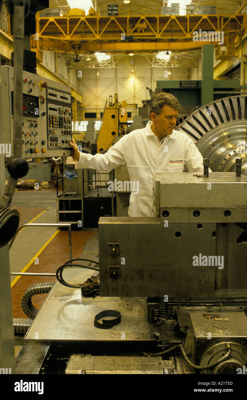 Un ingegnere di lavoro sulla produzione della turbina a GEC, Rugby, Warwickshire, Regno Unito Foto Stock