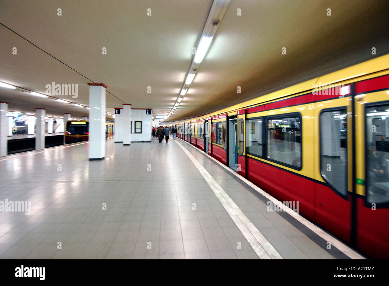 S Bahn treno piattaforma a Potsdamer Platz station di Berlino Est. Foto Stock