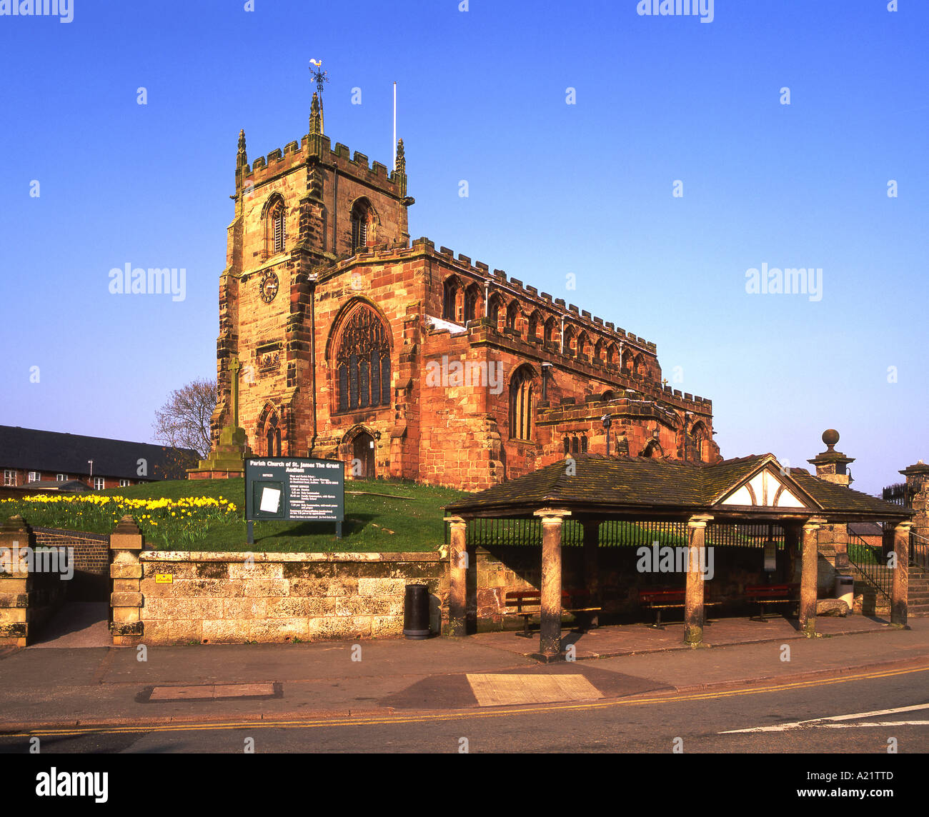 Chiesa Parrocchiale di San Giacomo il grande e il caos in primavera, Audlem, Cheshire, Inghilterra, Regno Unito Foto Stock