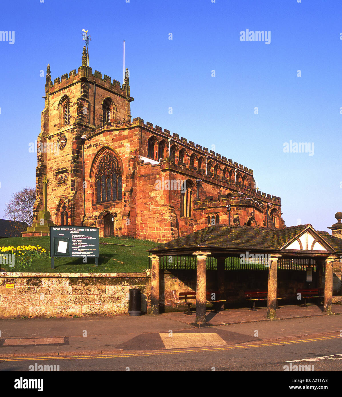 Chiesa Parrocchiale di San Giacomo il grande e il caos in primavera, Audlem, Cheshire, Inghilterra, Regno Unito Foto Stock