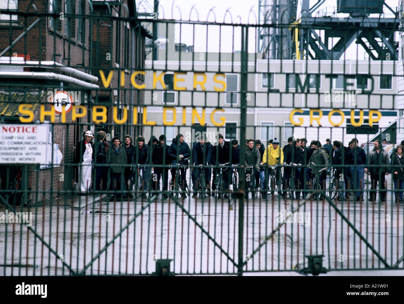 I lavoratori in attesa di lasciare il lavoro, cantiere Vickers, Barrow-in-forno, REGNO UNITO Foto Stock