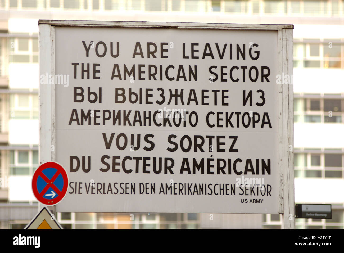 Segno commemorativo al Checkpoint Charlie varcare il confine tra Berlino Ovest e Berlino Est Foto Stock